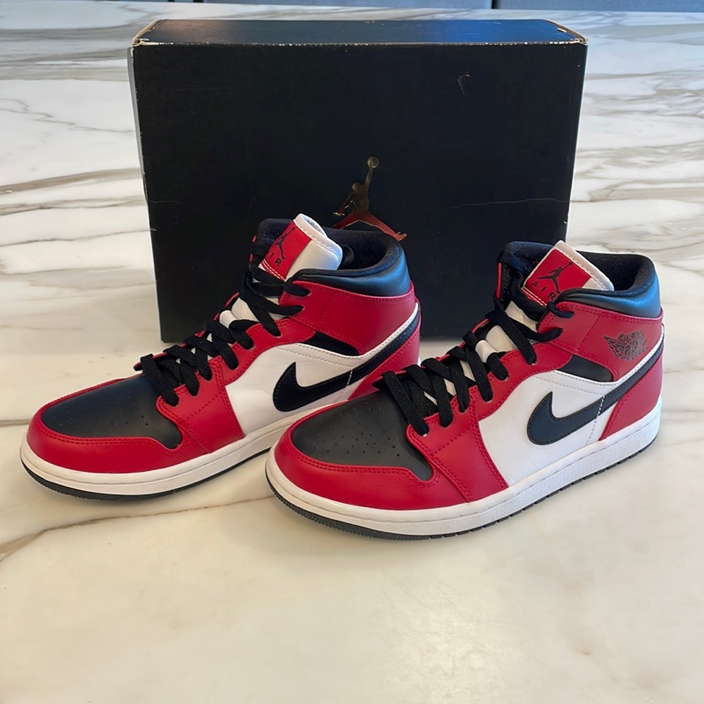 Air Jordan 1 Mid Chicago Black toe